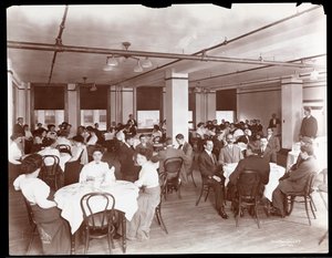 Pohled na muže a ženy, kteří stolují v kavárně v Parke, Davis und Co., chemici, Hudson und Vestry Streets, New York, 1910 (potisk stříbrné želatiny)